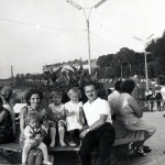 rok 1967 Ja wraz z rodzicami siedzę na kolanach mamy